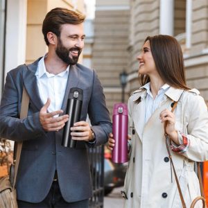 gourde-isotherme-utilisee-en-deplacement-urbain.jpg Gourde Isotherme Inox Double Paroi – Maintient Boissons Chaudes 6h et Froides 5h